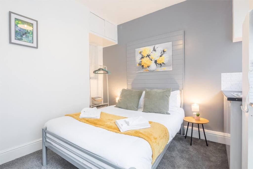 Private 2 With Kitchenette By Cb No Minimum